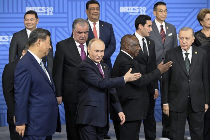 Το Bloomberg αποκαλύπτει το σχέδιο των BRICS να εκτοπίσουν το δολάριο